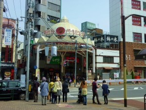 パールセンターに入って下さい。アーケードを抜けます。