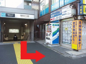 南阿佐ヶ谷駅2a出口より新宿方面に進みます。